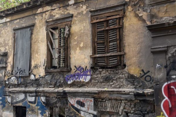 «Παγίδες θανάτου» στους ελληνικούς δρόμους τα ετοιμόρροπα κτήρια