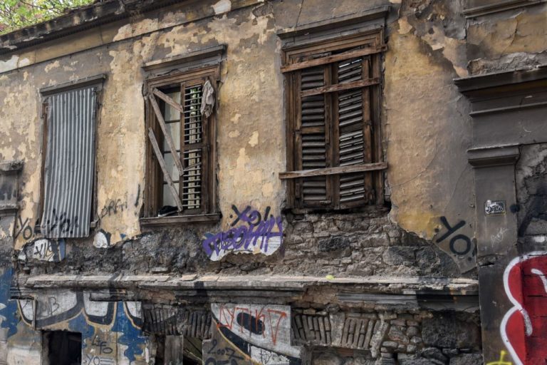 «Παγίδες θανάτου» στους ελληνικούς δρόμους τα ετοιμόρροπα κτήρια