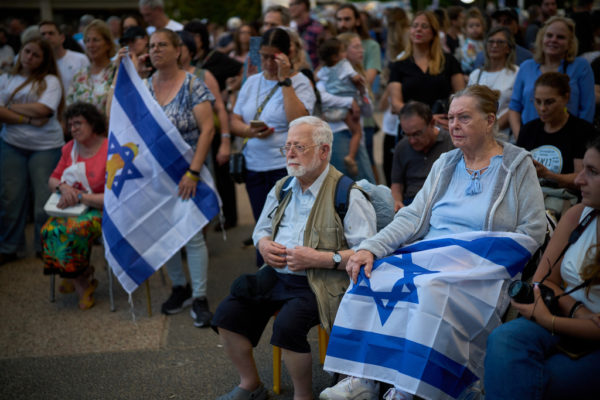 Ισραήλ: Εκατοντάδες άνθρωποι συγκεντρώνονται στην Πλατεία Ομήρων, περιμένοντας την απελευθέρωση των ομήρων