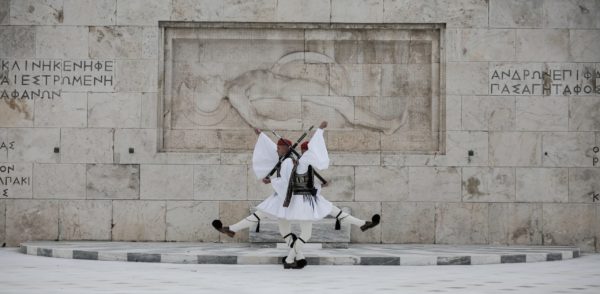Στο κόκκινο η πολιτική αντιπαράθεση για το Mνημείο του Άγνωστου Στρατιώτη
