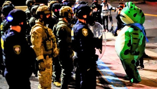 Βάτραχοι, μονόκεροι και South Park: Η νέα Antifa στο Πόρτλαντ ξεμπροστιάζει την ICE 