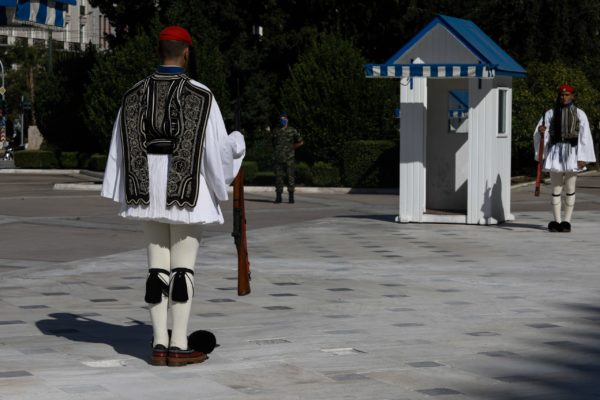 Πολιτική κόντρα για τον «Άγνωστο Στρατιώτη» – Μητσοτάκης: «Συμβολικό βάρος, να διαφυλάξουμε τον χαρακτήρα του μνημείου»