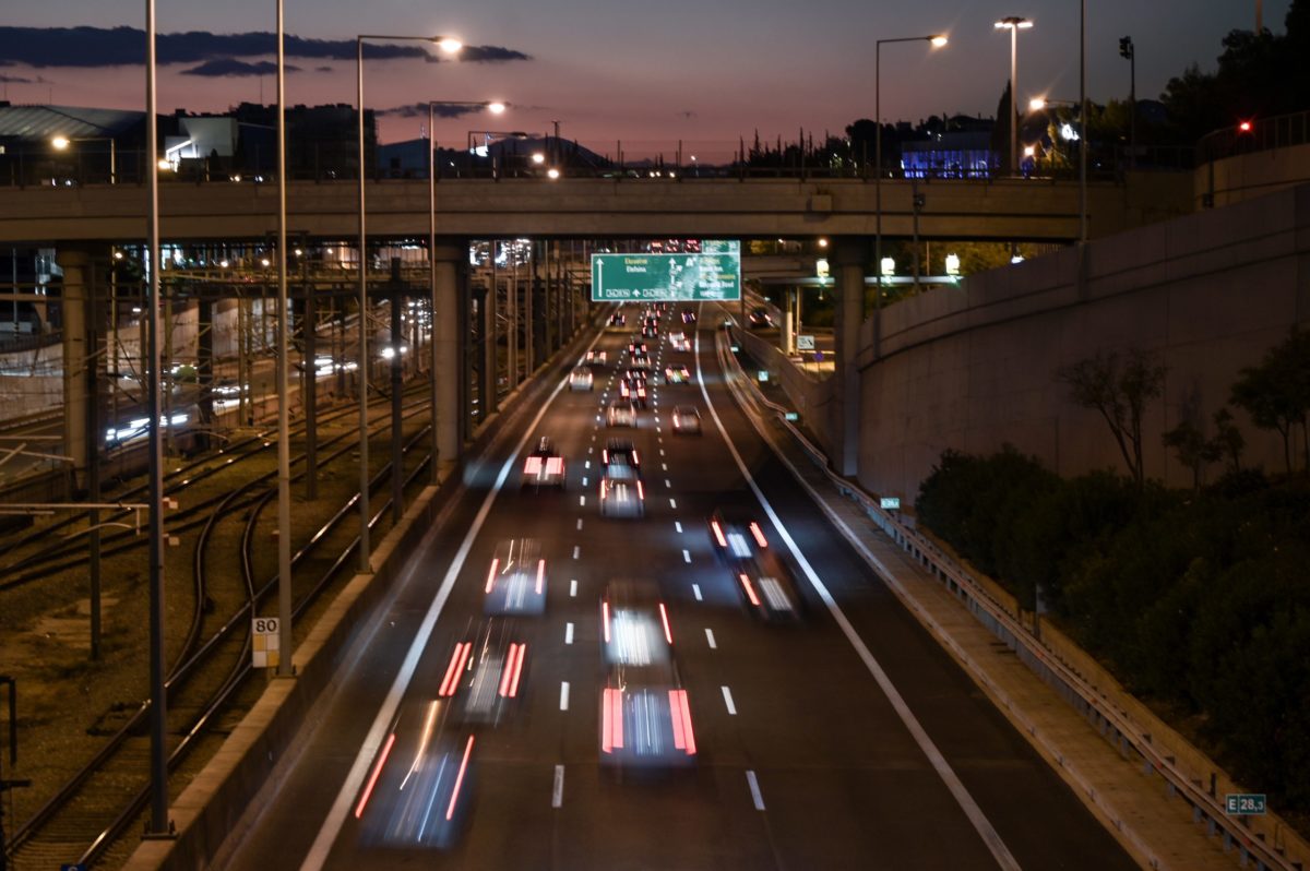 Σύγκρουση αστικού λεωφορείου με φορτηγό στην Αττική Οδό προς αεροδρόμιο – Κλειστή η μία λωρίδα, καθυστερήσεις στο σημείο