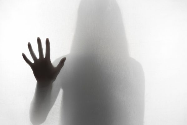 «Μου έβγαλε τούφες από τα μαλλιά» – Η γυναίκα που ξυλοκοπήθηκε από γνωστό επιχειρηματία κέντρου αισθητικής μίλησε στο ΕΡΤnews
