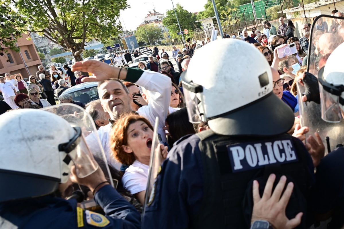 Συγκέντρωση διαμαρτυρίας εργαζομένων έξω από το «Αττικόν»