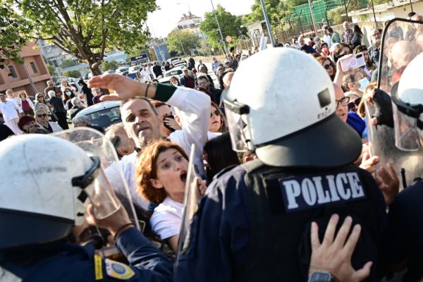 Συγκέντρωση διαμαρτυρίας εργαζομένων έξω από το «Αττικόν»