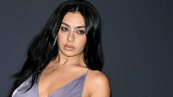 Charli XCX: «Έχω εμμονή με τις πλαστικές – Σκέφτομαι συνέχεια τι θέλω να αλλάξω»