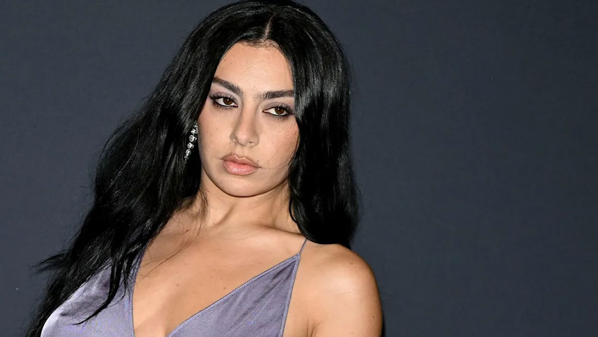 Charli XCX: «Έχω εμμονή με τις πλαστικές – Σκέφτομαι συνέχεια τι θέλω να αλλάξω»
