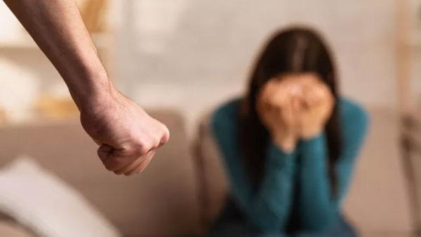 7 προειδοποιητικά σημάδια βίας στη σχέση σου και πώς να τα αναγνωρίσεις