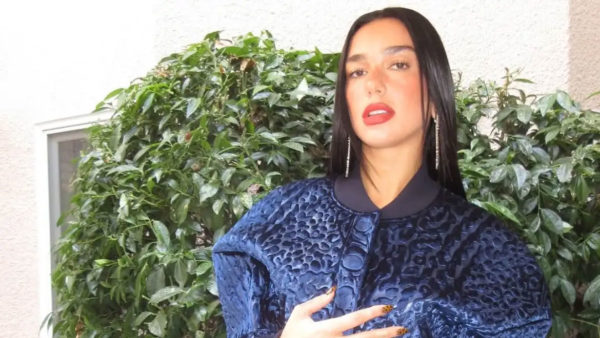 Η Dua Lipa με «tortoise shell» νύχια