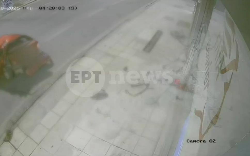 Βίντεο ντοκουμέντο: Οδηγός ΙΧ «καρφώθηκε» στη βιτρίνα των ΕΛΤΑ στην Κηφισίας