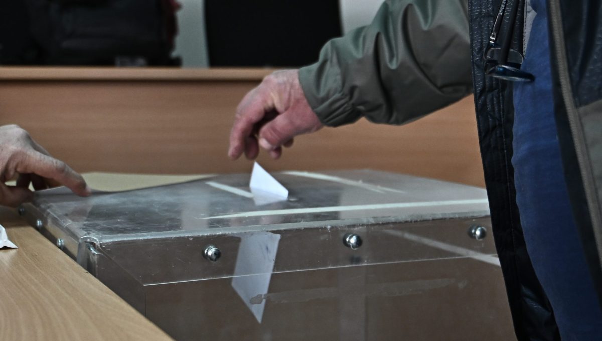 Δημοσκόπηση MRB: Σταθερό προβάδισμα της ΝΔ