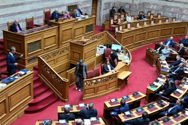 Σφοδρή αντιπαράθεση χθες στη Βουλή, στη συζήτηση των πολιτικών αρχηγών – Στο επίκεντρο μνημόνια, ΟΠΕΚΕΠΕ και Αλ. Τσίπρας