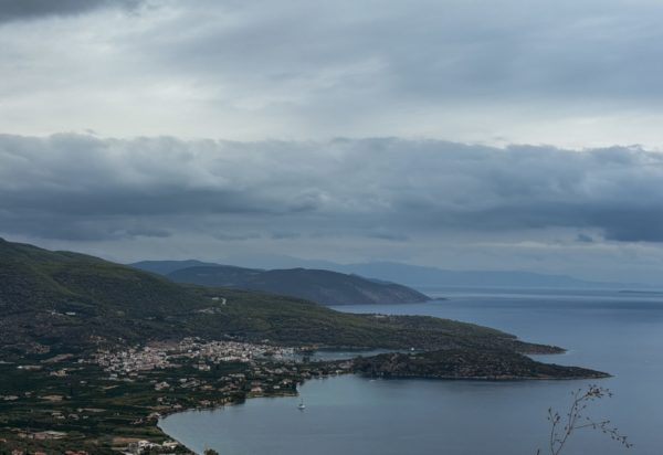 Καιρός: Τοπικά ισχυρές καταιγίδες και θυελλώδεις νοτιάδες στο Ιόνιο – Πρόγνωση από την Α. Τυράσκη
