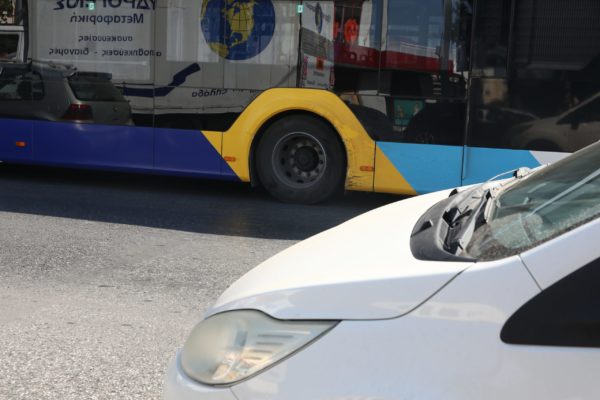 Κορωπί: Έξι νεαροί ταυτοποιήθηκαν για επίθεση με πέτρες κατά αστικού λεωφορείου