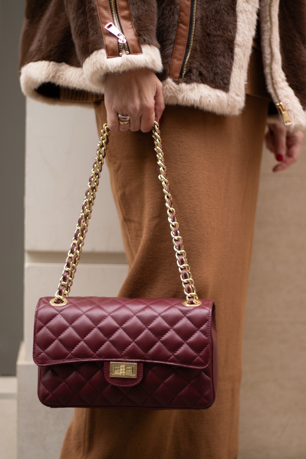 «Μπορντό δερμάτινη καπιτονέ crossbody COHAN – LeatherBrands.gr»