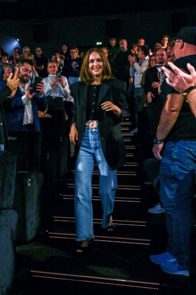 Το πρόσφατο look της Natalie Portman με τζιν παντελόνι που θέλουμε πολύ να αντιγράψουμε!