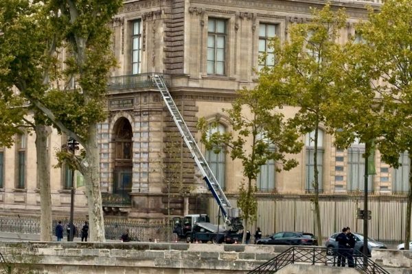 Χολιγουντιανή ληστεία στο Λούβρο: Τα οκτώ κοσμήματα που έκαναν φτερά σε 7 λεπτά και το τέλεια εκτελεσμένο σχέδιο των δραστών