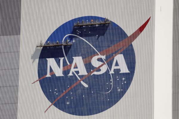 Η NASA ζητά συνεργασία με άλλες εταιρείες για τις αποστολές της στη Σελήνη, μετά τις καθυστερήσεις της SpaceX