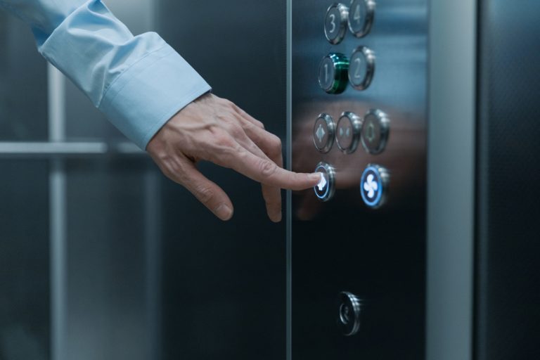 Aνελκυστήρες: Τέλη Νοεμβρίου λήγει η προθεσμία με μόλις 1 στους 10 στην πλατφόρμα – Τι διευκρινίζουν Βλασσόπουλος και Σκιαδάς