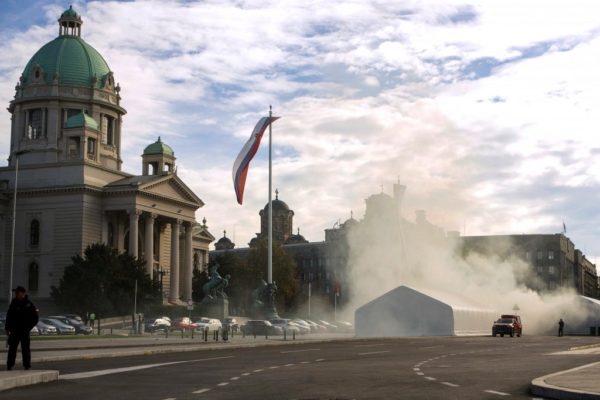 Σερβία: Πρώην υπάλληλος της κρατικής υπηρεσίας πληροφοριών ο δράστης των πυροβολισμών έξω από τη Βουλή