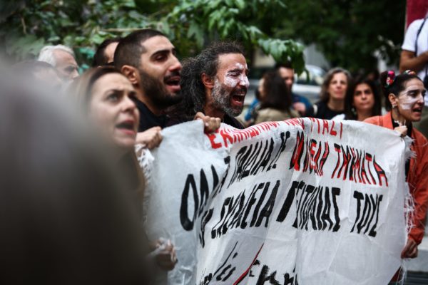 Επεισόδια στο Μεταξουργείο κατά τη διαμαρτυρία εκπαιδευτικών και γονέων για τις συγχωνεύσεις σχολικών τμημάτων