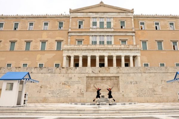 ΥΠΕΘΑ: Μετά την τοποθέτηση Δούκα, αναθέτουμε την καθαριότητα του Αγνώστου Στρατιώτη σε τρίτο