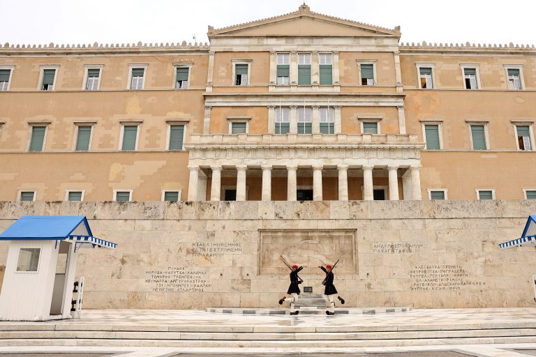 ΥΠΕΘΑ: Μετά την τοποθέτηση Δούκα, αναθέτουμε την καθαριότητα του Αγνώστου Στρατιώτη σε τρίτο