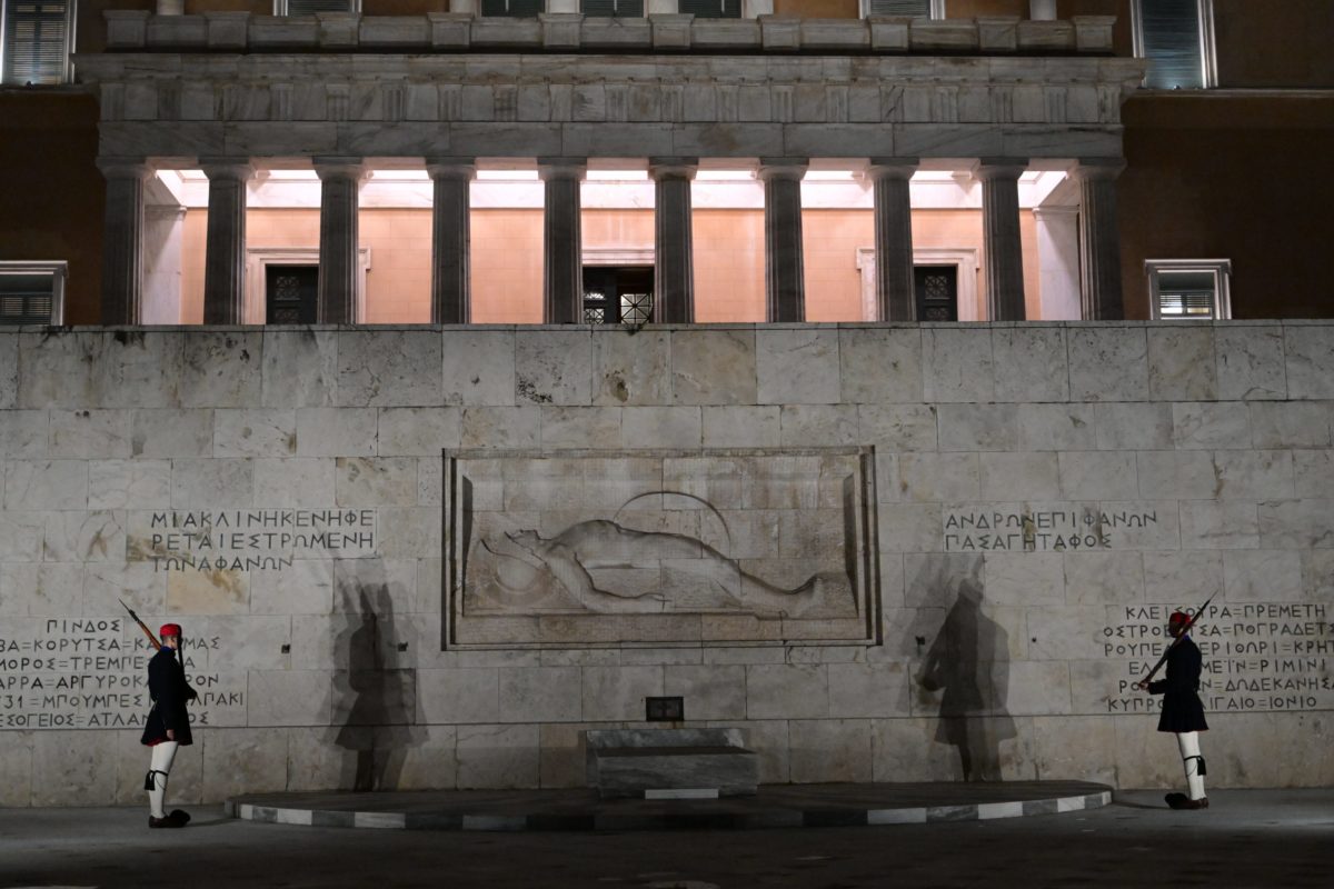 Πόλεμος ανακοινώσεων μεταξύ του Εθνικής Άμυνας και Δήμου Αθηναίων για την καθαριότητα του Μνημείου του Άγνωστου Στρατιώτη – Σε ανάθεση σε τρίτον» προχωρά το υπουργείο
