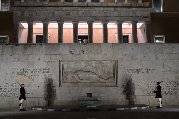 Πόλεμος ανακοινώσεων μεταξύ του Εθνικής Άμυνας και Δήμου Αθηναίων για την καθαριότητα του Μνημείου του Άγνωστου Στρατιώτη – Σε ανάθεση σε τρίτον» προχωρά το υπουργείο