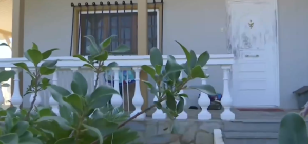 Κορωπί: Ο 50χρονος «έπαιζε» θέατρο στις αρχές μετά τον άγριο ξυλοδαρμό της γυναίκας του – Τον «πρόδωσε» ο 4χρονος γιος του