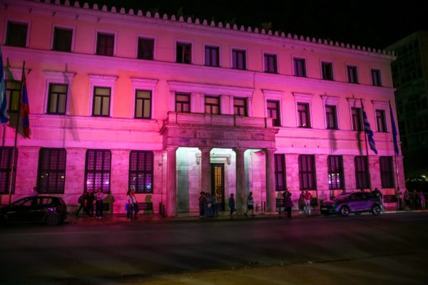 Στα ροζ «ντύθηκε» το δημαρχείο Αθήνας και το δημοτικό θέατρο Πειραιά για τον μήνα του καρκίνου του μαστού