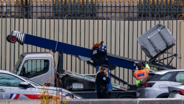 Ληστεία στο Λούβρο: Οι διαρρήκτες φέρονται να έκλεψαν και το διάσημο ανυψωτικό που χρησιμοποίησαν εν δράσει