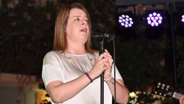 Γωγώ Τσαμπά: Τραγούδησε σε σχολικό χορό και κατέληξε στο αυτόφωρο – Κατηγορείται για διατάραξη κοινής ησυχίας