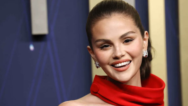 Selena Gomez: Η αλλαγή στα μαλλιά της – Με αφέλειες στη νέα της εμφάνιση