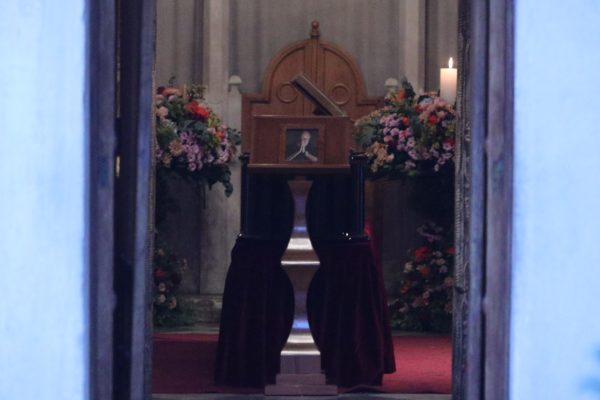Πλήθος κόσμου για το στερνό «αντίο» στον Διονύση Σαββόπουλο (φωτογραφίες)