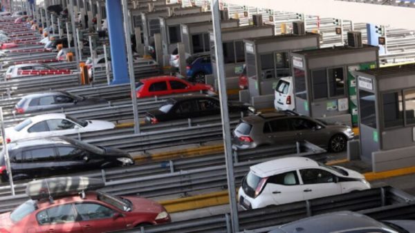 28η Οκτωβρίου: Πάνω από 200.000 αυτοκίνητα «εγκατέλειψαν» την Αθήνα από την Παρασκευή – Επί ποδός η Τροχαία