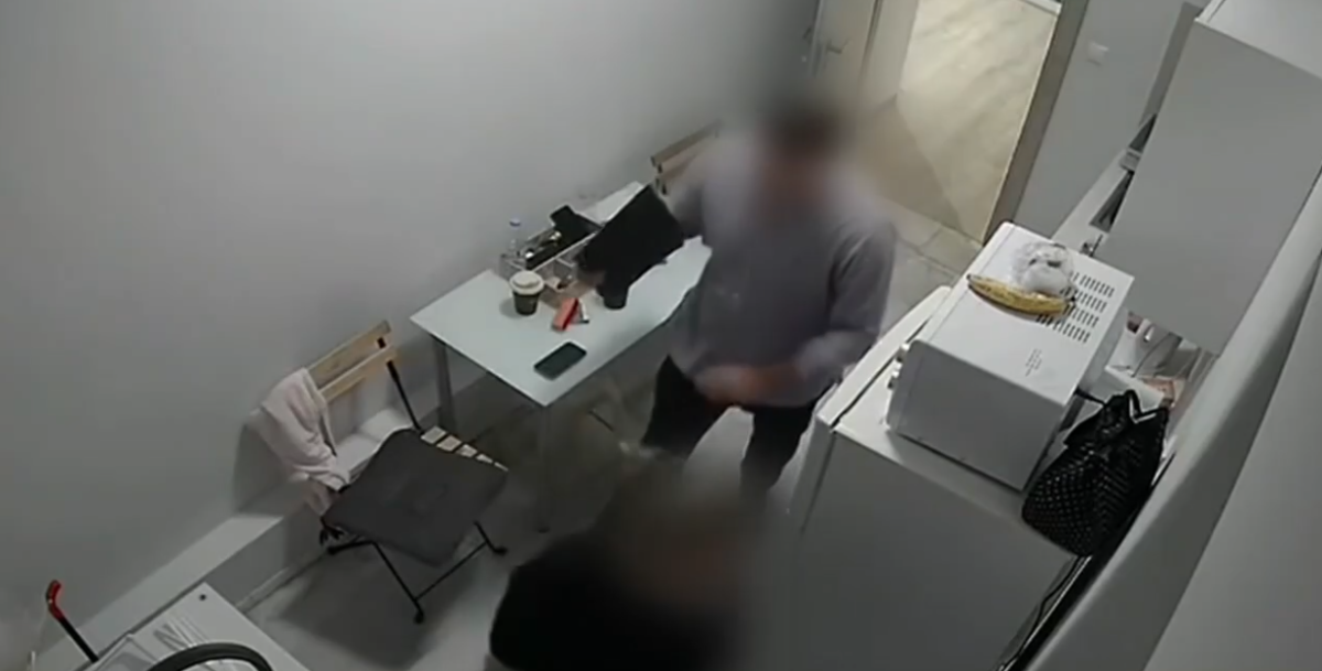Αποκλειστικό βίντεο του ΕΡΤnews: Απατεώνας παριστάνει τον υγειονομικό υπάλληλο για να αποσπά χρήματα από επιχειρηματίες