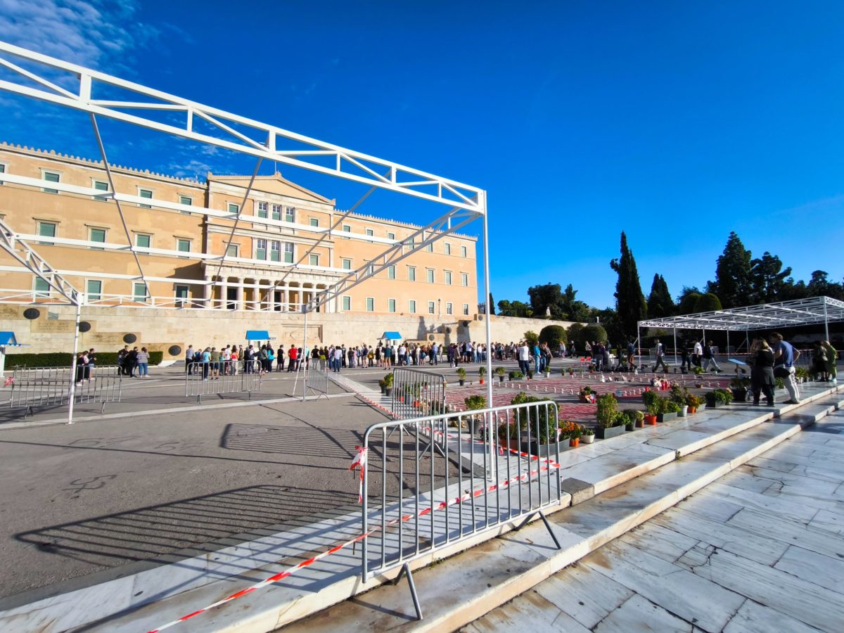 Εντείνεται η αντιπαράθεση για το Μνημείο του Άγνωστου Στρατιώτη ενόψει της παρέλασης