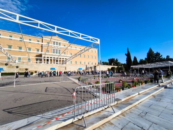Εντείνεται η αντιπαράθεση για το Μνημείο του Άγνωστου Στρατιώτη ενόψει της παρέλασης