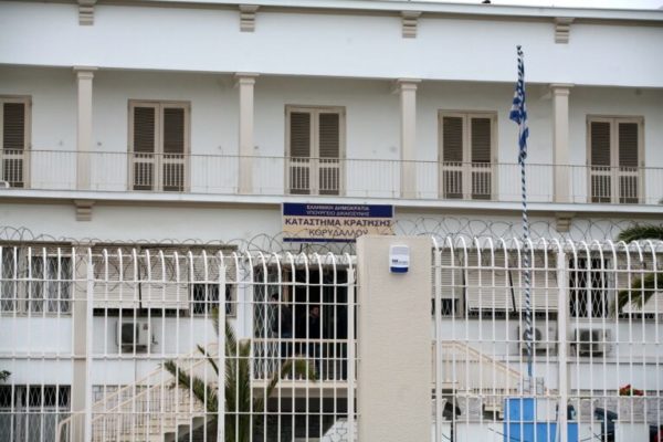 Πιστόλι και οκτώ σφαίρες βρέθηκαν θαμμένα στο προαύλιο των φυλακών Κορυδαλλού