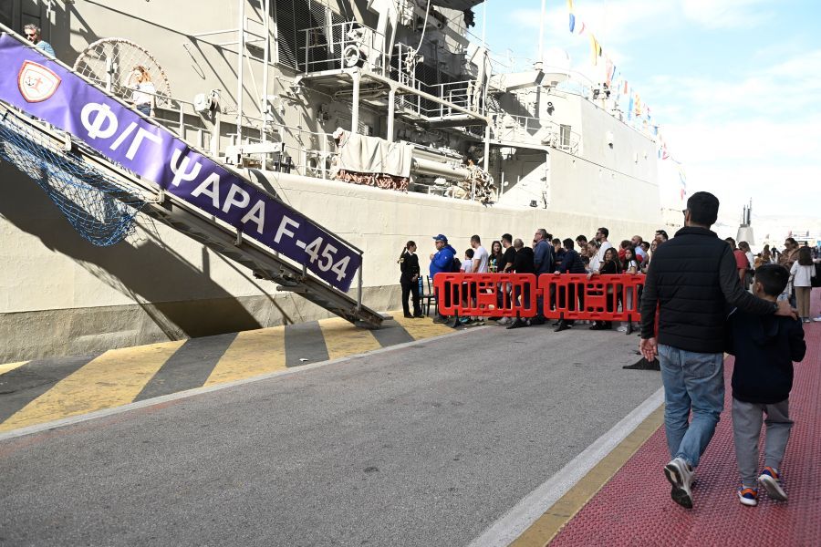 Η φρεγάτα «Ψαρά» αναμένει το κοινό στην προβλήτα 11 του ΟΛΠ