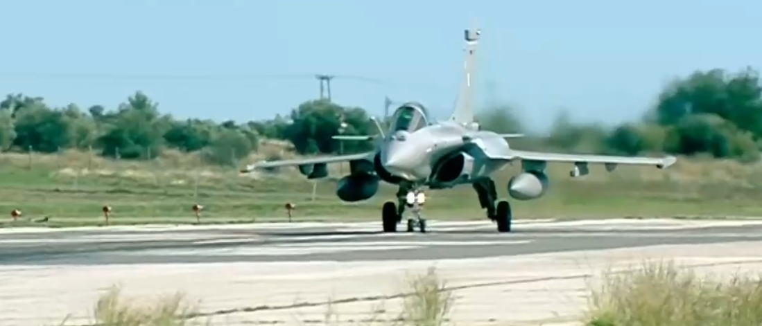 Εντυπωσιακές εικόνες με τους σχηματισμούς των  Rafale στον ουρανό της Θεσσαλονίκης