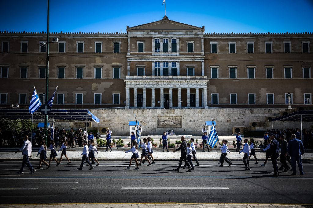 Θερμό χειροκρότημα στους μαθητές που τίμησαν το «ΟΧΙ» – Πλήθος κόσμου για τη μαθητική παρέλαση στο Σύνταγμα