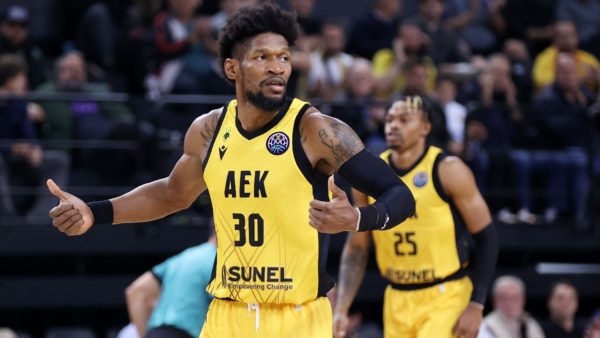 Πέρασε από την Σλοβακία και “αγκάλιασε” την πρωτιά η ΑΕΚ