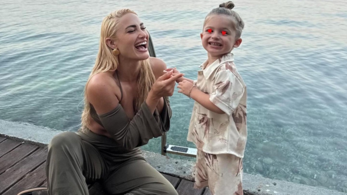 Ιωάννα Τούνη: Παρακολούθησε την στρατιωτική παρέλαση της Θεσσαλονίκης μαζί με το γιο της, Πάρη – Βίντεο