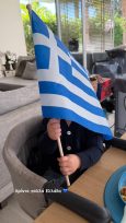 Κωνσταντίνος Αργυρός – Αλεξάνδρα Νίκα: Η φωτογραφία με το γιο τους, Βασίλη να κρατάει την ελληνική σημαία
