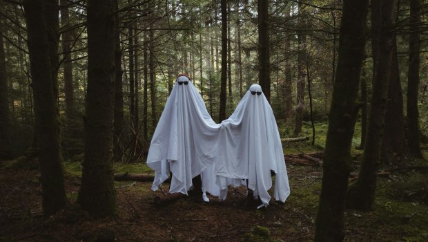 Ένας στους τρεις πιστεύει ότι τα φαντάσματα υπάρχουν – αλλά κανείς δεν τολμά να το πει στους φίλους του