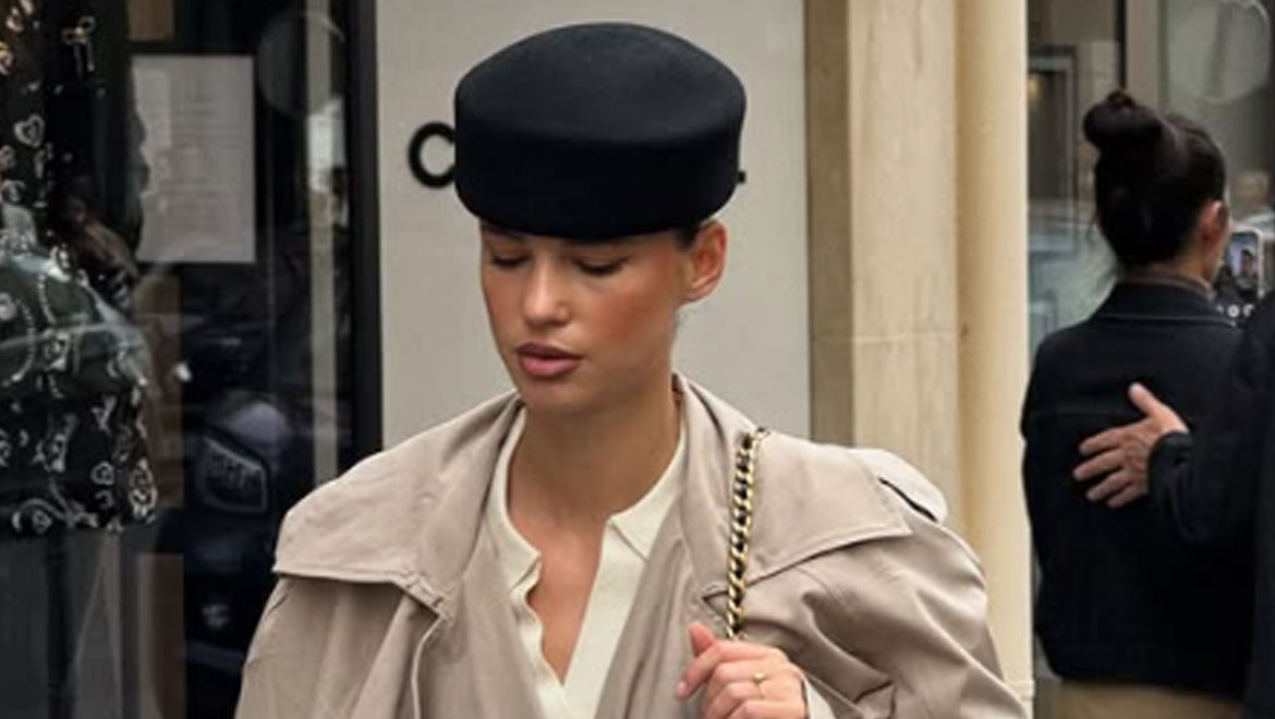 Pillbox Hat: Το καπέλο που επιστρέφει δυναμικά και αναβαθμίζει κάθε σύνολο