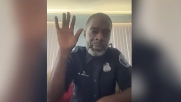 Αντί για τον ένοχο αποκάλυψε… τι εσώρουχο φοράει: Αστυνομικός εμφανίστηκε νεγκλιζέ σε e-δικαστήριο